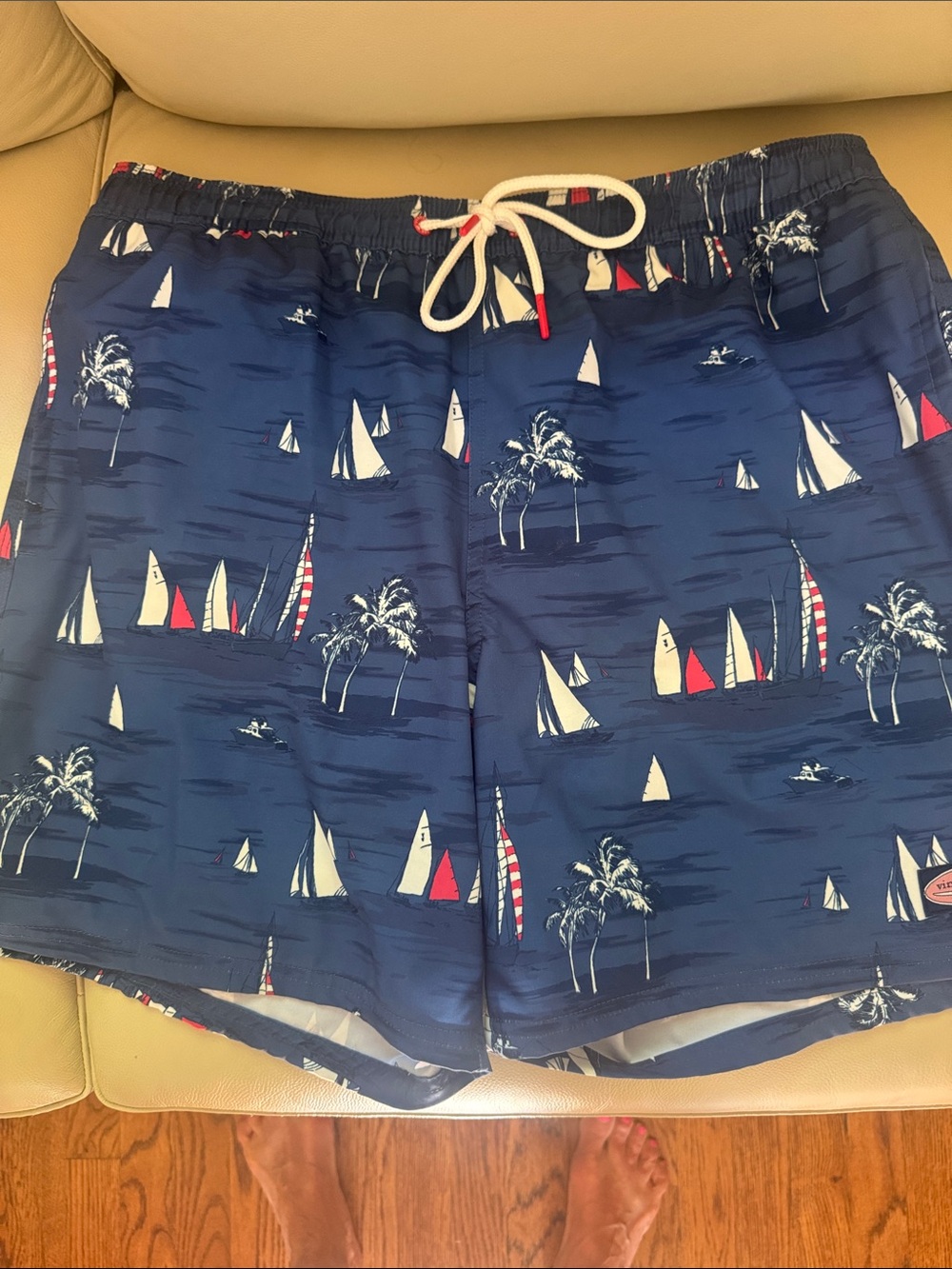 Men’s Vineyard Vines Navy and White Coastal Swim Shorts size Lg